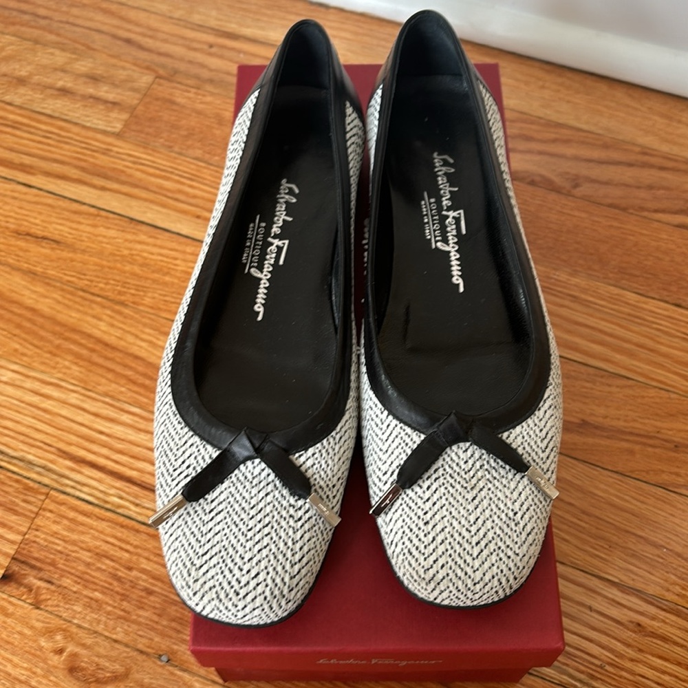 Authentic Salvatore Ferragamo flats, size 39 (8.5). Excellent used condition. - Picture 2 of 4